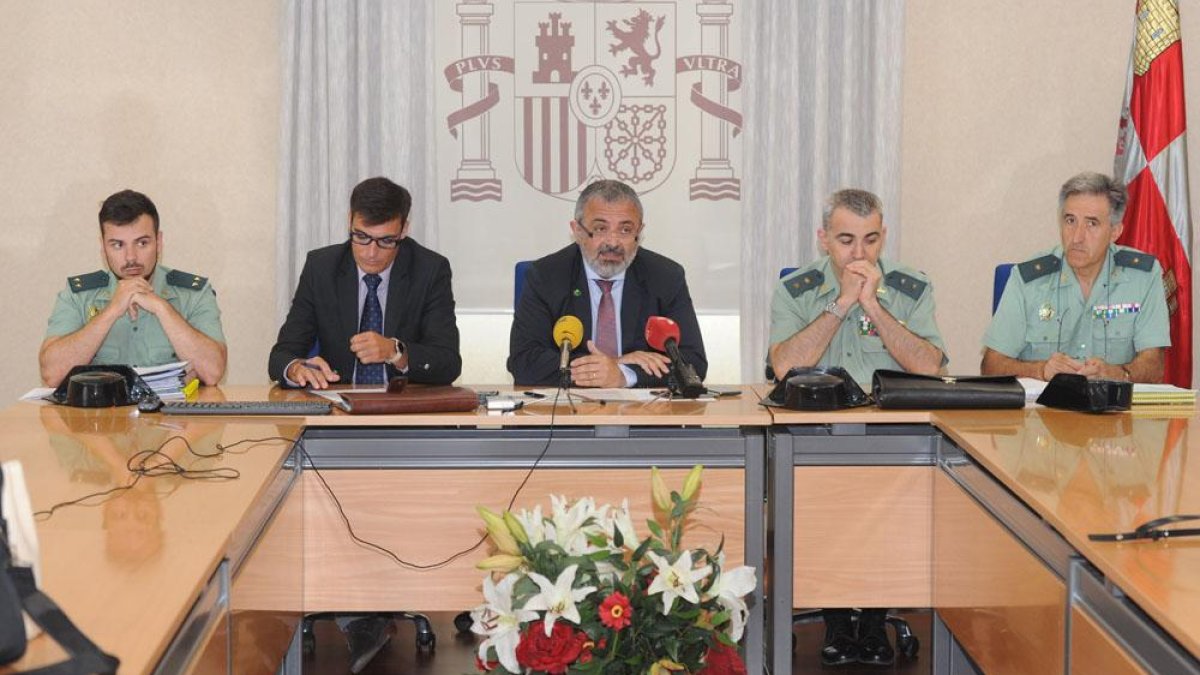 En el centro, De la Fuente, junto a responsables de Tráfico y de la Guardia Civil.-ISRAEL L. MURILLO