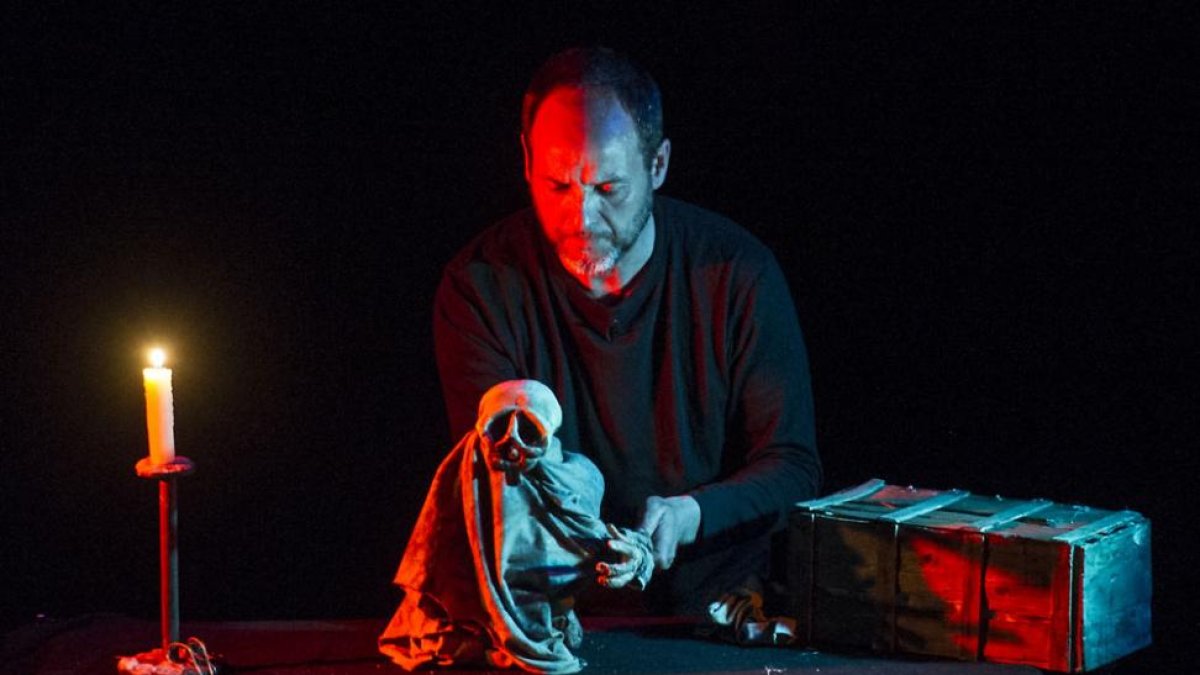 El escenario del Teatro Principal trazó ayer un recorrido por la línea de la vida con ‘Paria’, de Javier Aranda.-ISRAEL L. MURILLO