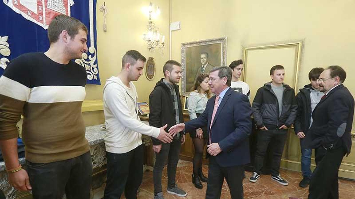 Rico -y tras él Guerra- saludaron en la Diputación a los jóvenes participantes.-R. O.
