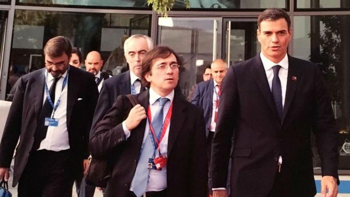 José Manuel Albares, junto a Pedro Sánchez en Nueva York, en septiembre del 2018.-EL PERIÓDICO