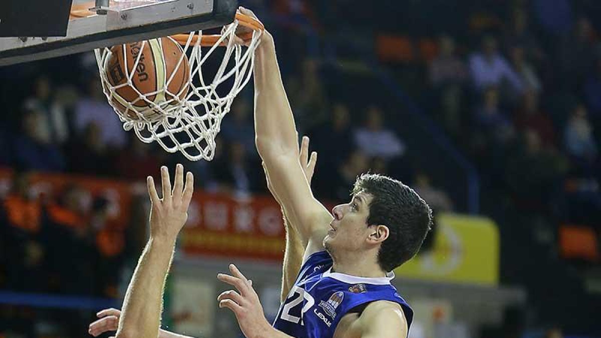 Huskic se eleva por encima de cuatro jugadores de Cáceres para lograr una canasta.-RAÚL G. OCHOA