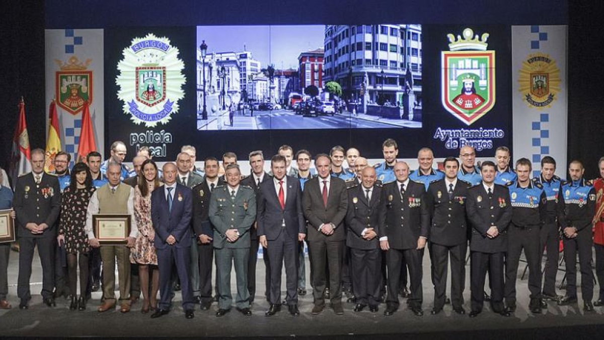 Imagen de todos los homenajeados en el acto celebrado ayer en el Teatro Principal.-SANTI OTERO