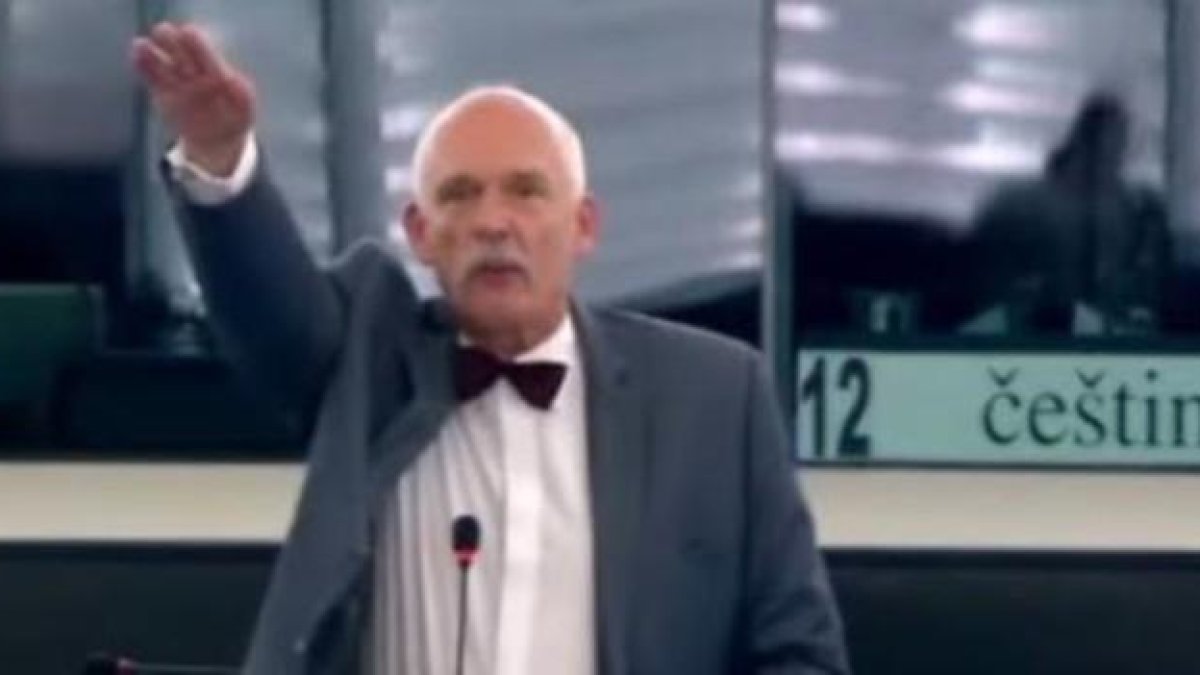 El eurodiputado polaco Janusz Korwin-Mikke haciendo el saludo nazi en uno de los plenos del Parlamento Europeo-AGENCIAS