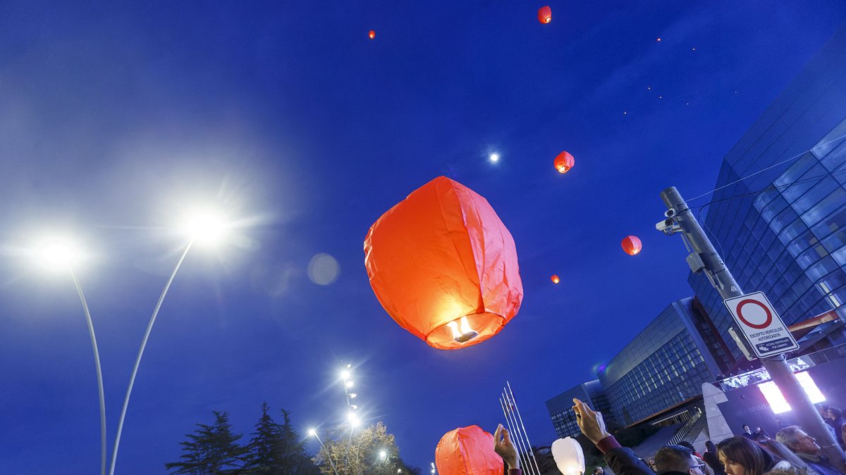 Suelta de farolillos organizado por Proyecto Rubare el año pasado en el Paseo de Atapuerca. Este año se realizará en la Plaza San Juan.