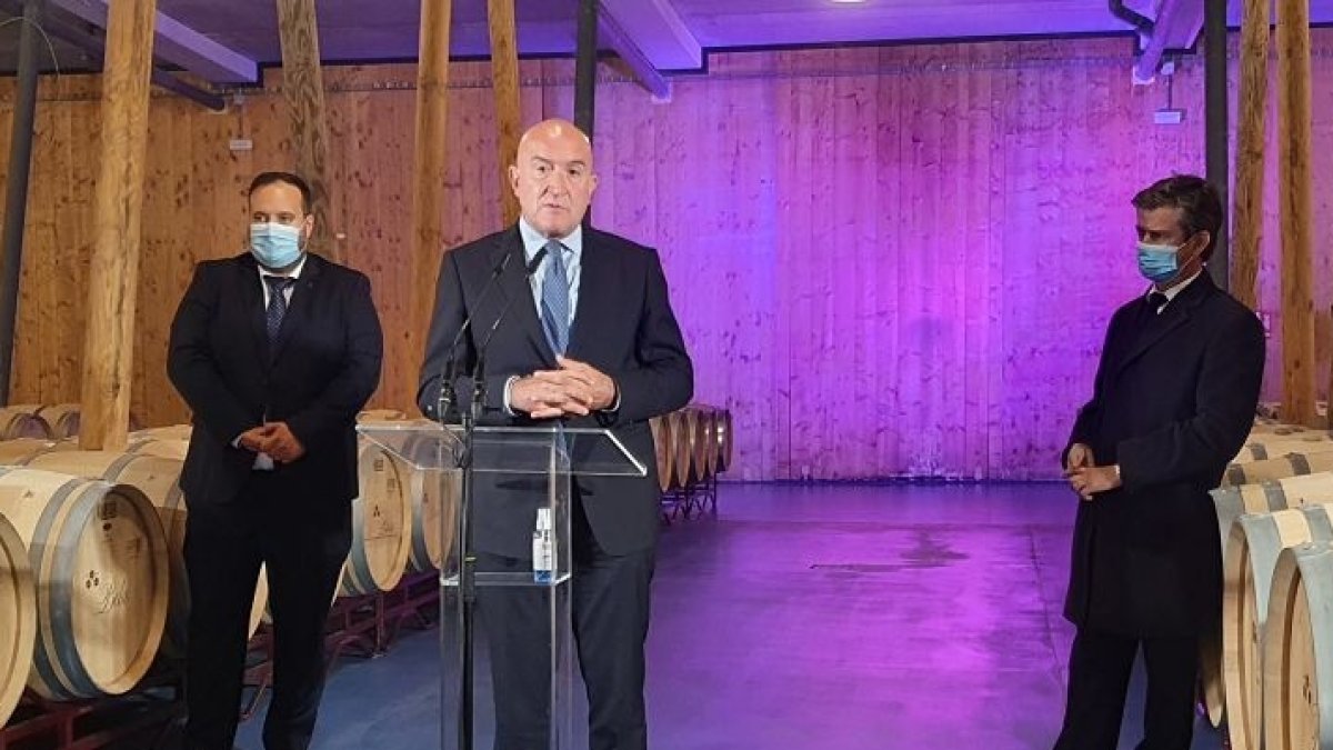 Carnero asistió en Villalba de Duero a la inauguración de las nuevas instalaciones de la Bodega Bela. L. VELÁZQUEZ