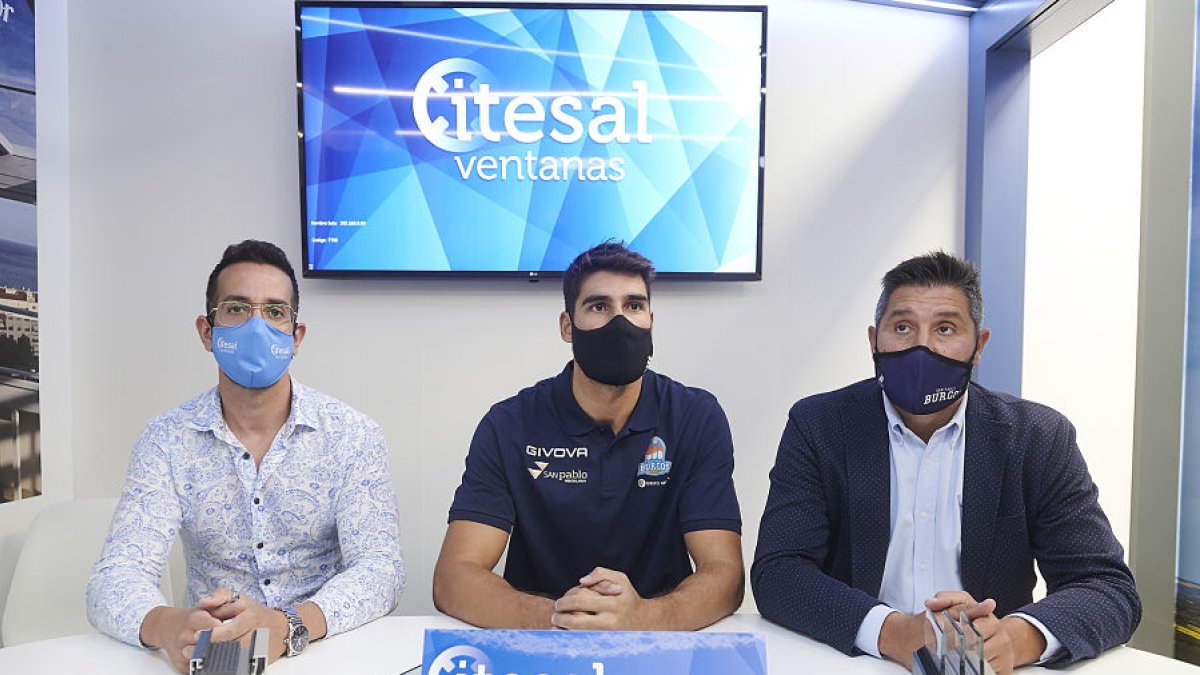 ITESAL, QUINTO AÑO CON EL SAN PABLO. Albano Martínez y Jorge Gómez, consejero delegado de Itesal Ventanas presentaron ayer su acuerdo para renovar como patrocinador por quinto curso consecutivo.  SPB BORJA B_opt