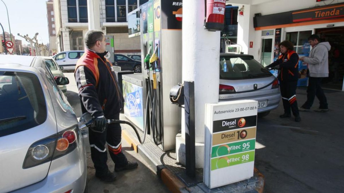 Muchos usuarios visitan gasolineras de comunidades limítrofes por el precio del carburante.-ECB