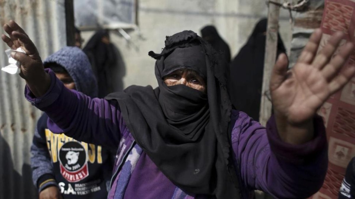 Familiares de uno de los dos adolescentes palestinos fallecidos tras la ofensiva israelí, que atacó hasta 18 posiciones de Hamás.-/ KHALIL HAMRA (AGENCIAS)