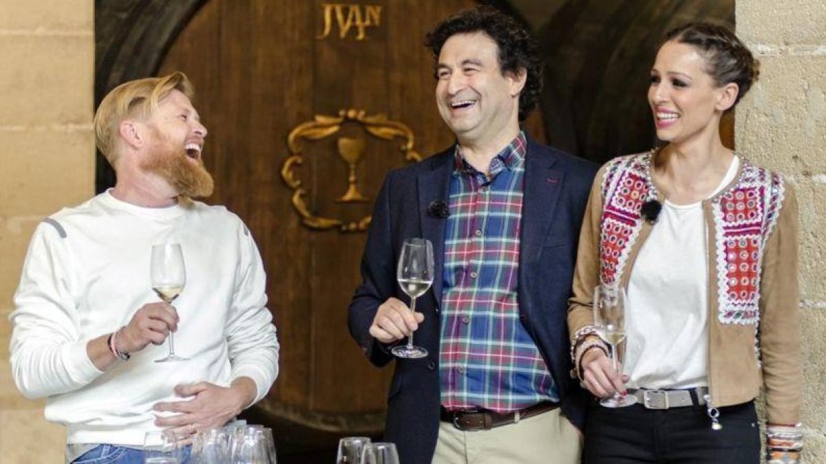 El chef Pepe Rodríguez (en el centro) y Eva González, jurado y presentadora del concurso gastronómico de TVE-1 'Masterchef'.-LUCIANO RODRIGUEZ