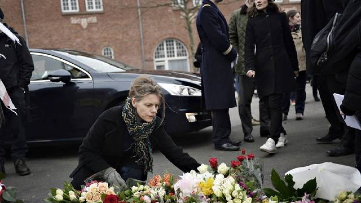 Una mujer deposita flores en Oesterbro, uno de los dos escenarios donde actuó el terrorista.-Foto: LISELOTTE SABROE / EFE