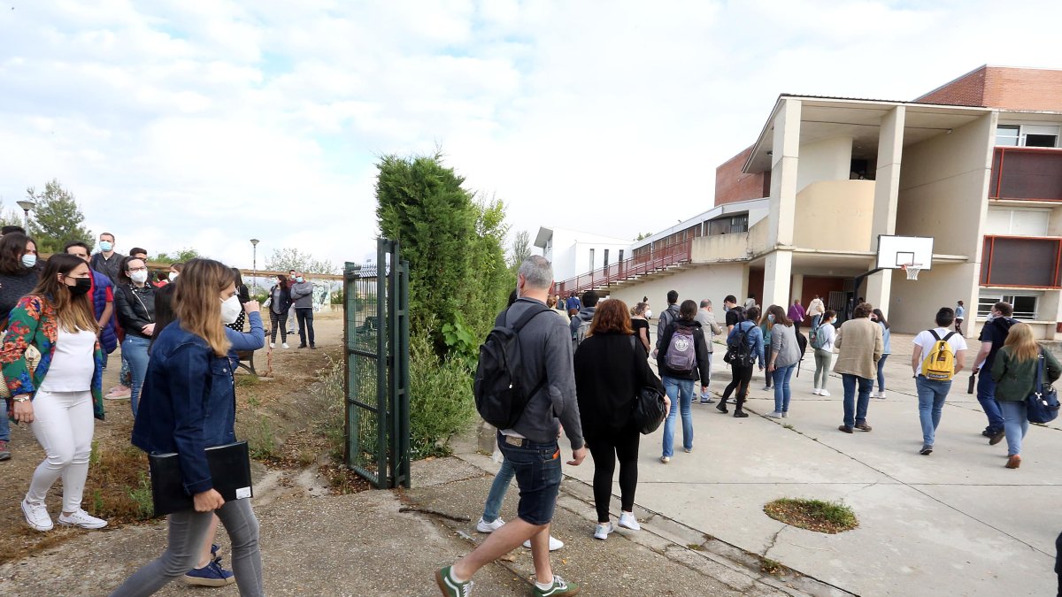 Opositores acceden a uno de los centros de las pruebaS. ICAL