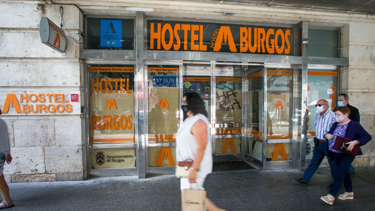 Una mujer pasa por delante del albergue juvenil de la calle Miranda cerrado al público desde 2020. TOMÁS ALONSO