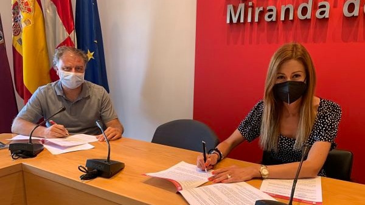 La alcaldesa de Miranda, Aitana Hernando, firma el convenio de colaboración con la Fundación Eusebio Sacristán. ECB