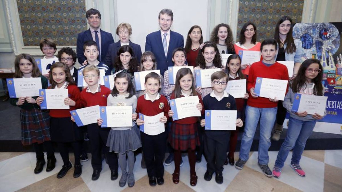 Foto de familia de todos los niños y jóvenes premiados con sus diplomas que acreditan el reconocimiento en el XXV certamen escolar de cuentos ‘Las Candelas’.-RAÚL G. OCHOA