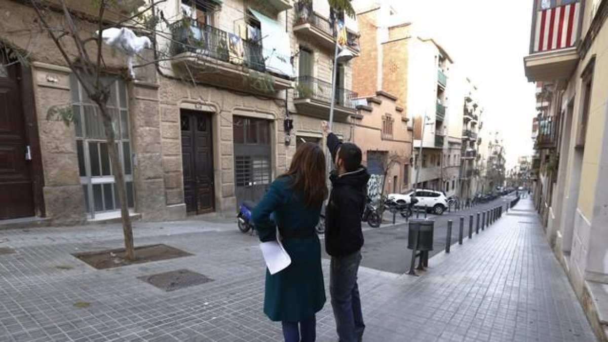 Una mujer ha sido detenida en la C/Salva nº92 entresuelo por reclutar yihadistas-EL PERIÓDICO / JOSEP GARCIA