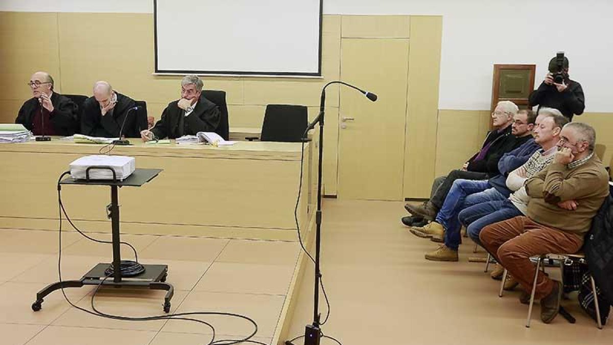 Los cinco acusados -a la derecha- declararon el martes y ayer pudieron escuchar los testimonios de los denunciantes y los trabajadores, entre otros citados.-R. O.