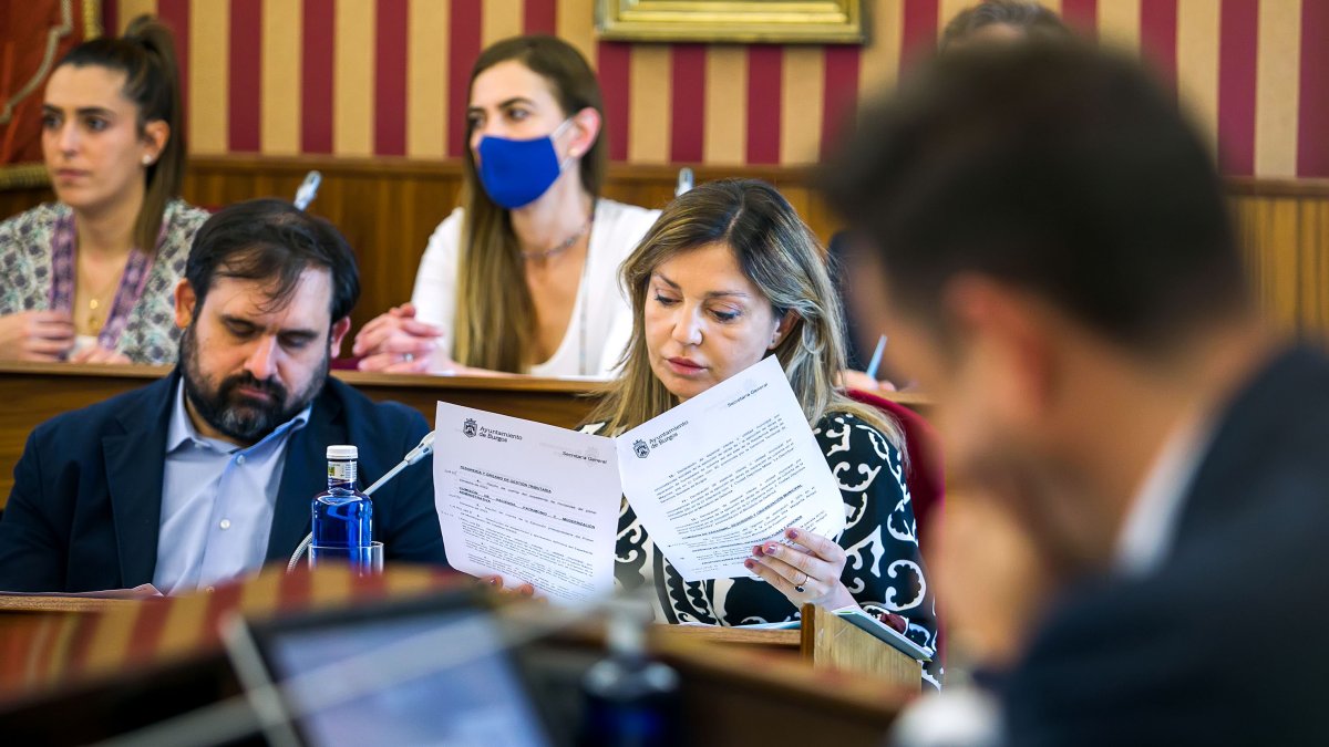 Carolina Blasco y Jorge Berzosa durante un pleno municipal.