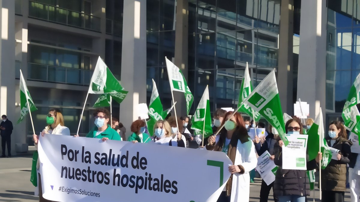 Concentración de enfermeras convocada hoy por el sindicato Satse a las puertas del HUBU.