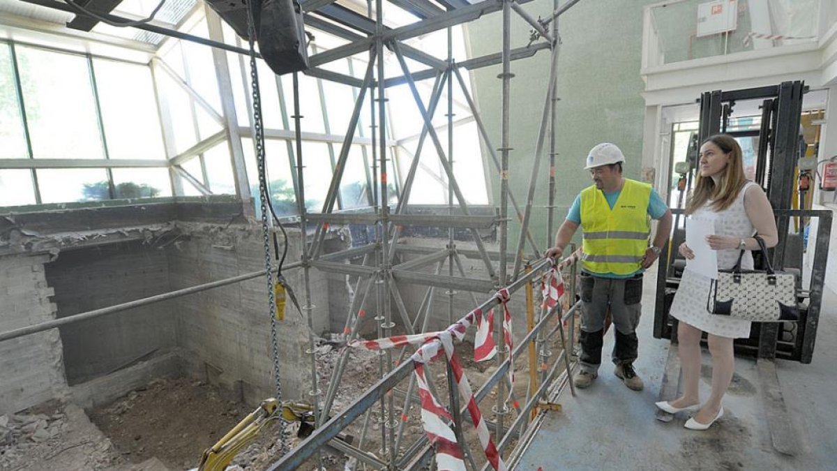Gema Conde recorre el interior del centro cívico Río Vena en el que se llevan a cabo las obras.-ISRAEL L. MURILLO