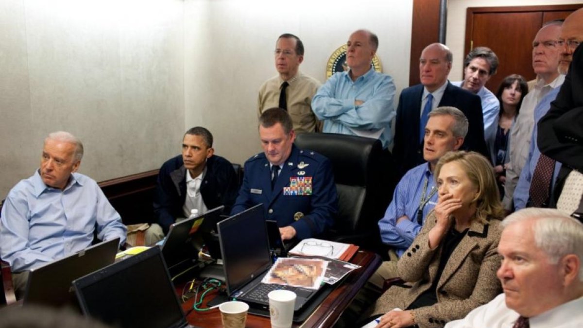 Barack Obama (segundo por la izquierda), rodeado de su equipo de seguridad, entre ellos el vicepresidente Joe Biden (izquierda) y la secretaria de Estado Hillary Clinton, en la sala de crisis de la Casa Blanca, siguiendo la operación que acabó con la vida-PETE SOUZA / WHITE HOUSE