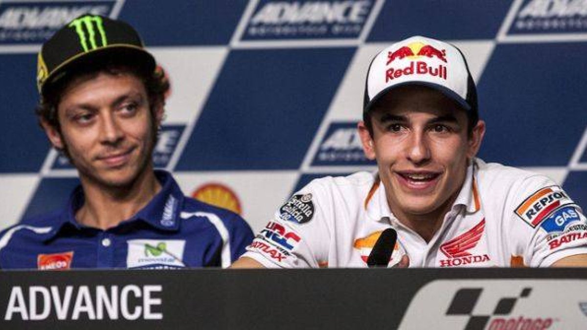 Marc Márquez y, detrás, Valentino Rossi, durante la rueda de prensa previa al GP de Malasia, en Sepang.-Foto: EFE / AZHAR RAHIM