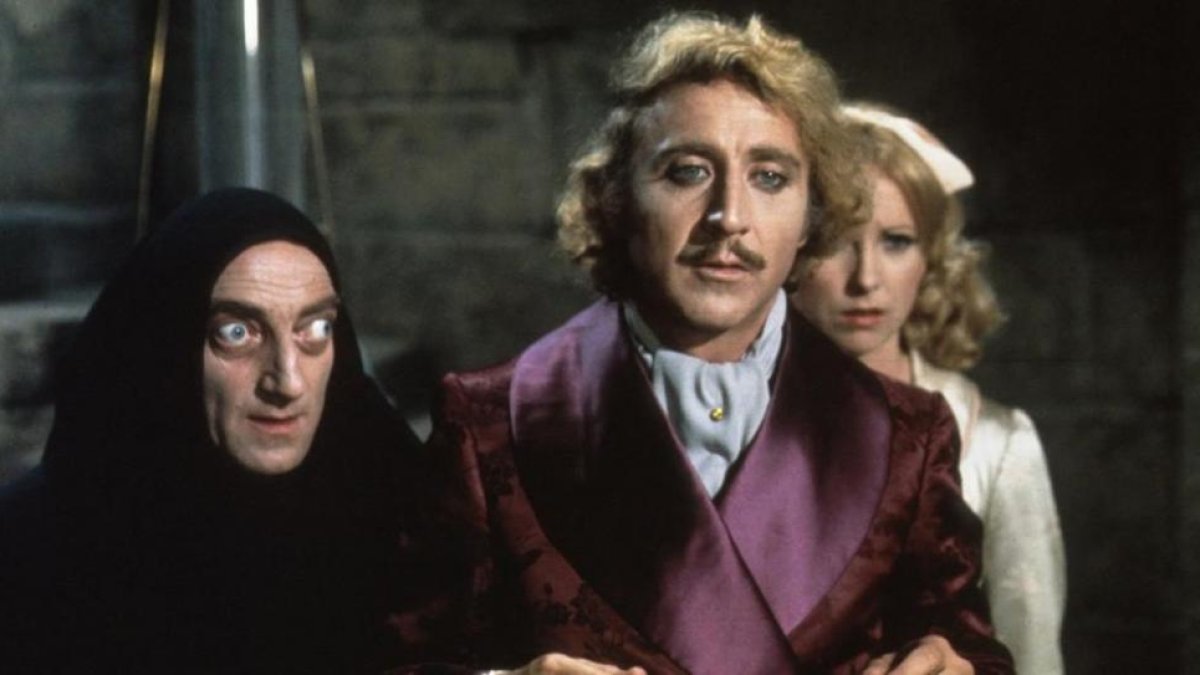 Gene Wilder, entre Marty Feldman y Teri Garr, en 'El jovencito Frankenstein'.-