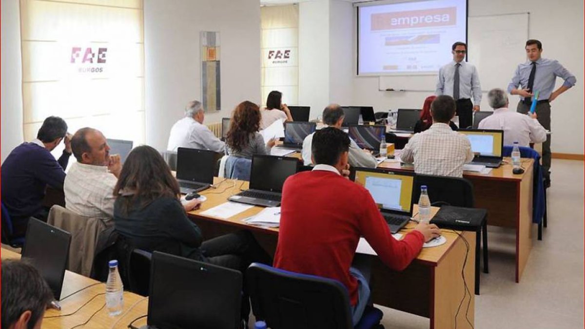 Un encuentro en FAE de las nueve provincias integradas en la red de Oficinas de Transferencia celebrado en octubre.-ISRAEL L. MURILLO