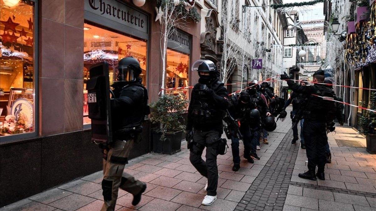 La policía francesa busca al sospechoso del atentado en el mercadillo de Navidad de Estrasburgo-PATRICK SEEGER (EFE)
