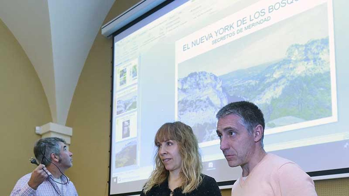 Domingo Hernández charla con una de las ponentes María Bartolomé.-R. O.