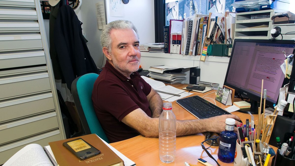 José Miguel Carretero, en su despacho del Laboratorio de Evolución Humana. TOMÁS ALONSO