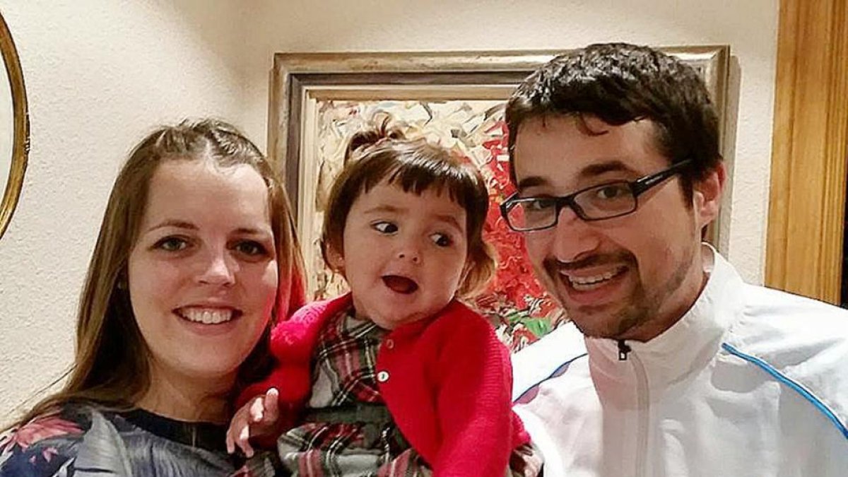 Nora en brazos de su madre Emma y junto a su padre Jesús.-FOTOS CEDIDAS POR LA FAMILIA.