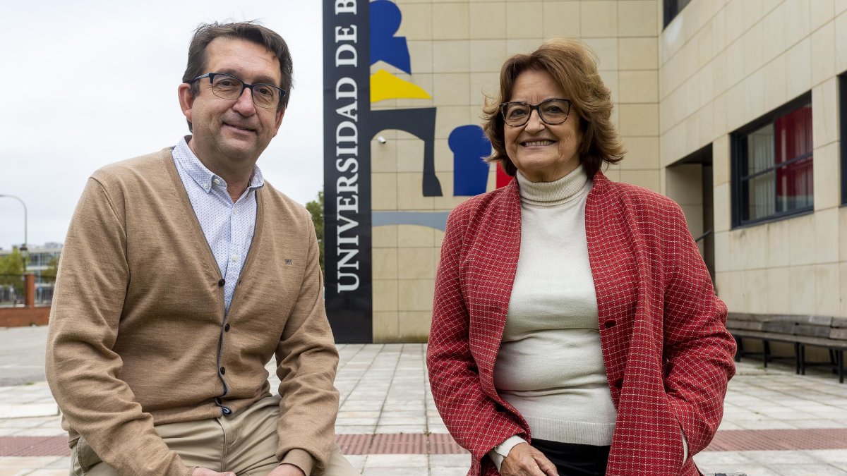 José Luis Cuesta y Simona Palacios frente a la Facultad de Humanidades. SANTI OTERO