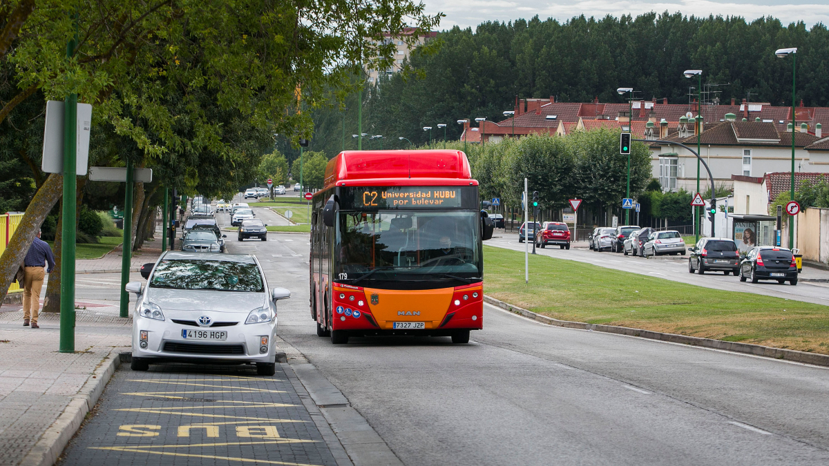 El autobús C2 de la línea circular llega a la parada cercana al polideportivo José Luis Talamillo. TOMÁS ALONSO