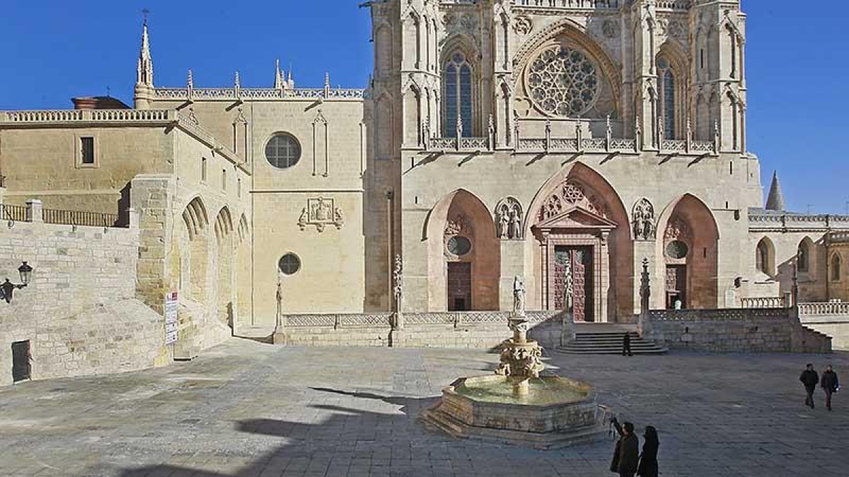 Los socialistas incluyen obras de accesibilidad en la Catedral por la plaza de Santa María.-RAÚL G. OCHOA