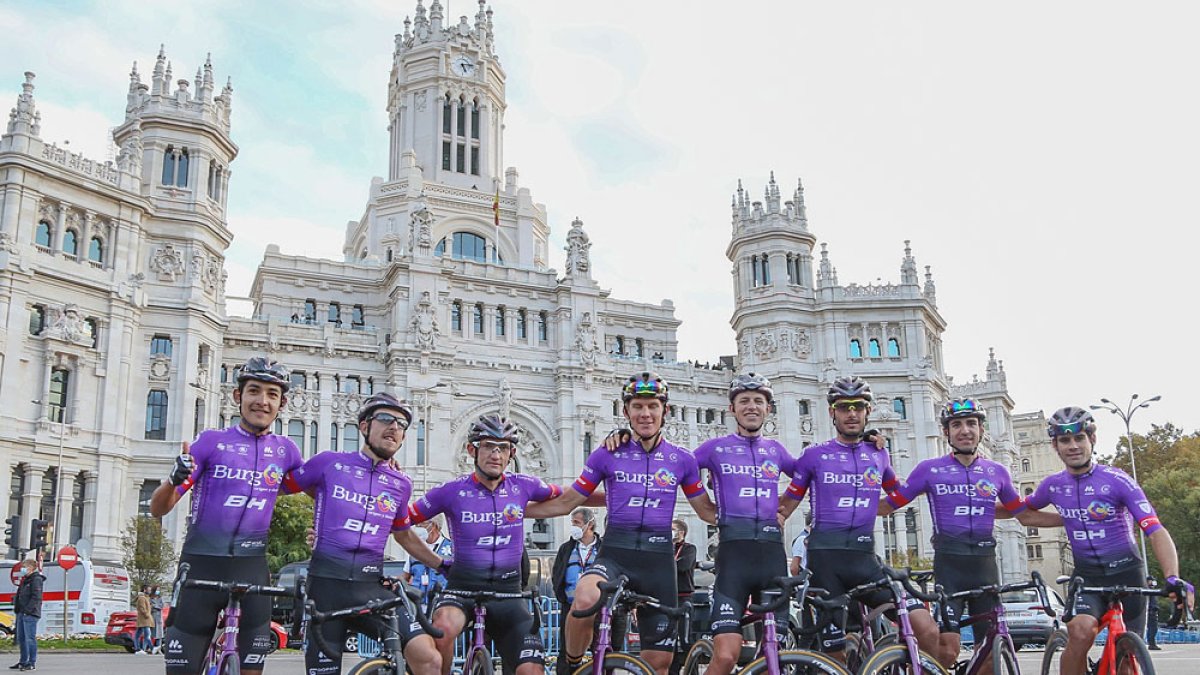 Los ocho corredores del Burgos BH que finalizaron La Vuelta posan en la madrileña Plaza de Cibeles. ALVARO GARCÍA