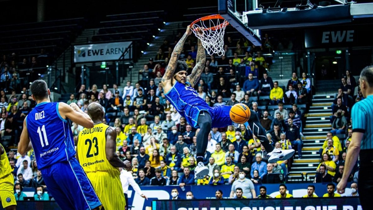 Gamble machaca el aro del Oldenburg. FIBA