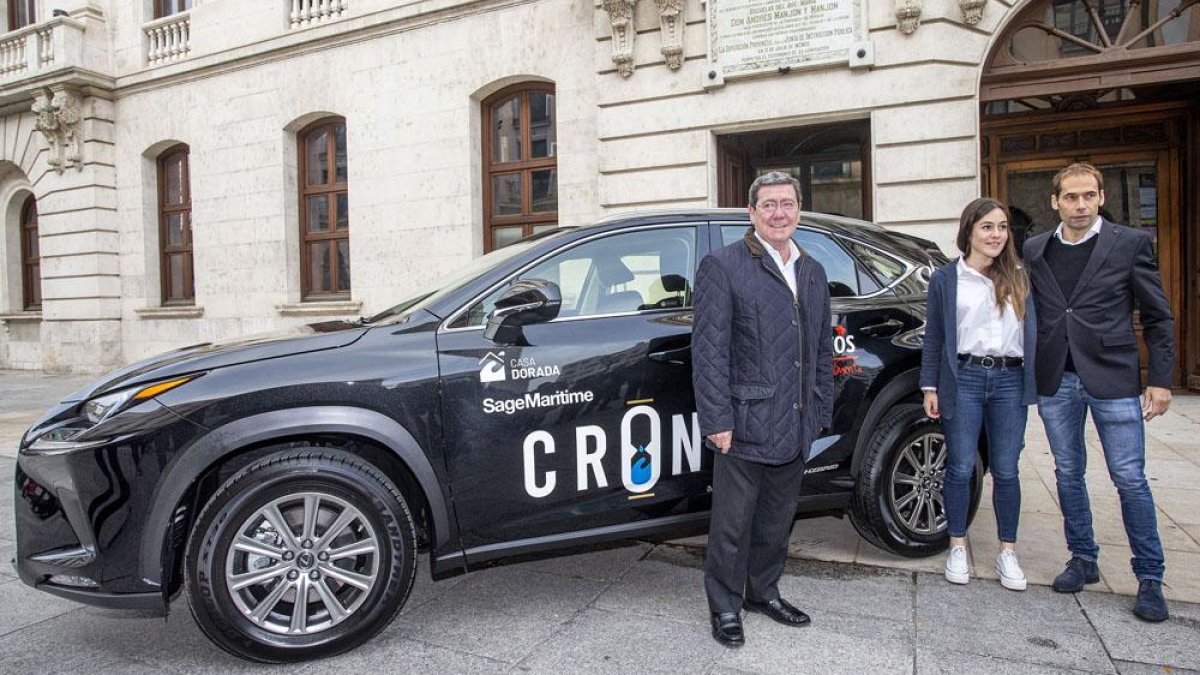 César Rico, Enara López e Íñigo Cuesta posan con los coches del equipo Casa Dorada Cronos-Santi Otero
