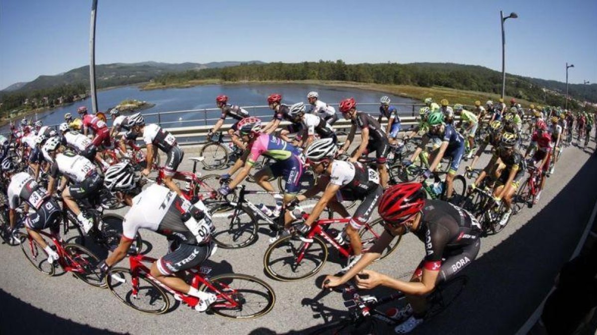 El pelotón de la Vuelta, en la etapa de hoy que ha terminado en el Mirador de Ézaro.-EFE / JAVIER LIZÓN