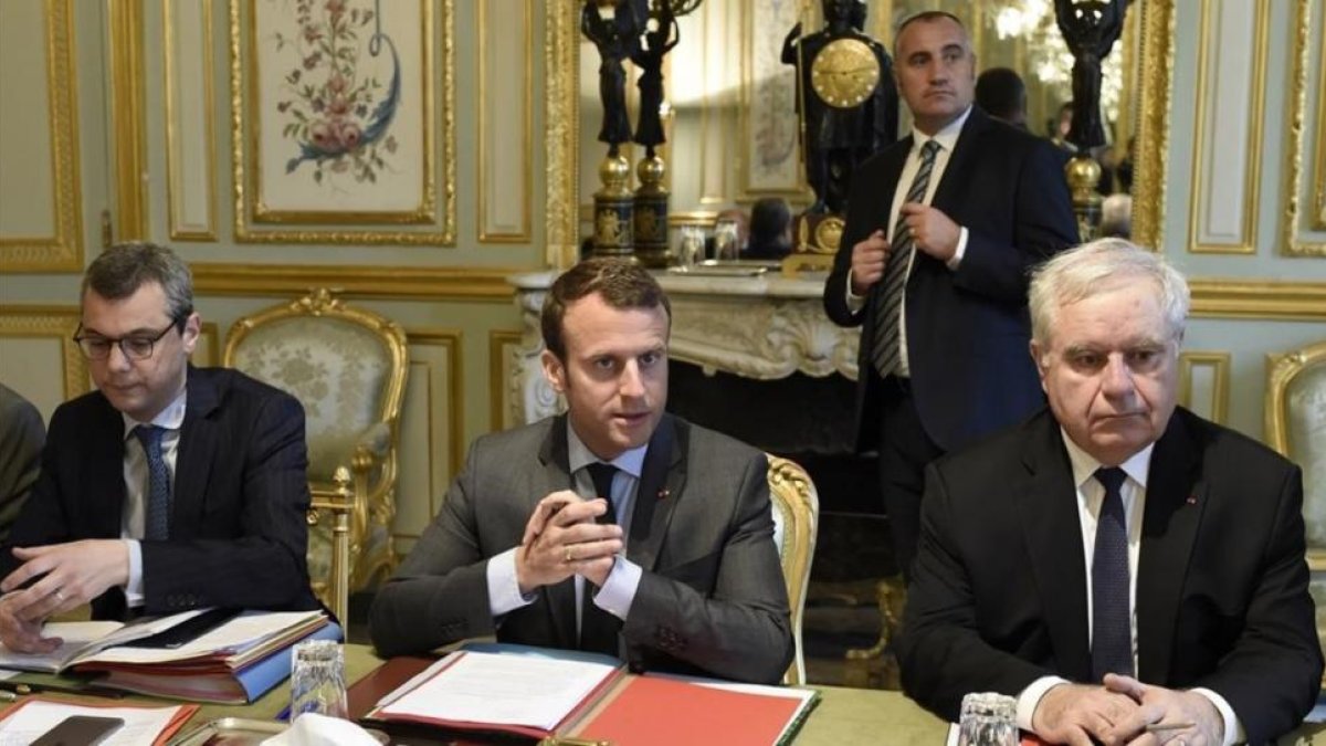 El presidente de Francia, Emmanuel Macron, en la reunión de hoy en el Elíseo del Consejo de Defensa.-STEPHANE DE SAKUTIN
