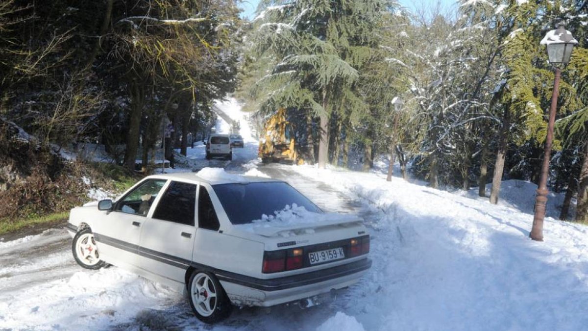 La nieve acumulada en algunas vías dejó coches cruzados a causa del deslizamiento, como en el Castillo.-RAÚL G. OCHOA