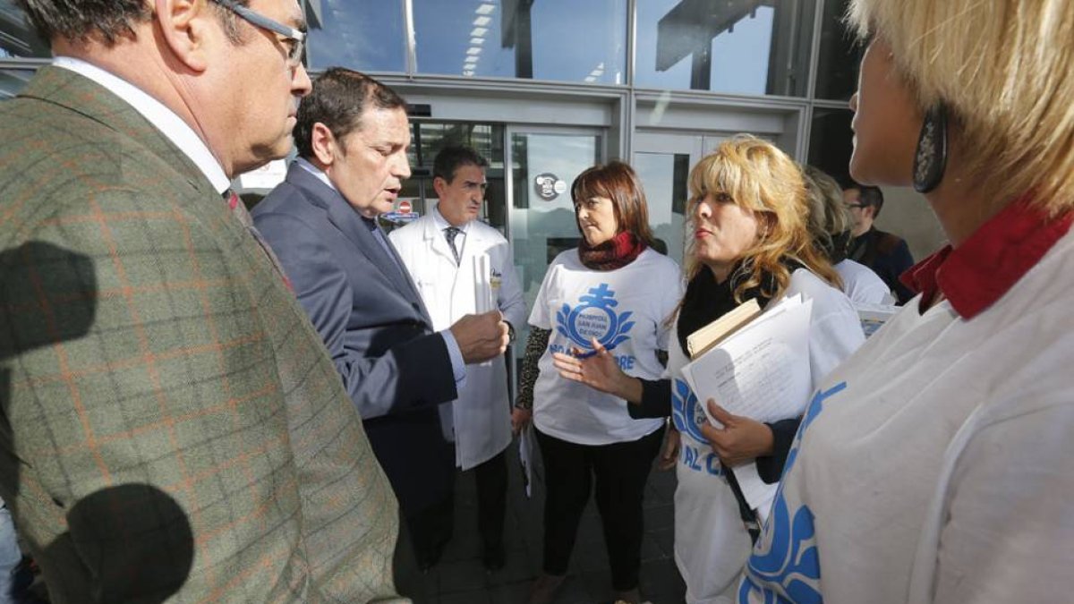 Antonio María Sáez Aguado dialogando con las trabajadoras de San Juan de Dios en su llegada al HUBU.-RAÚL G. OCHOA