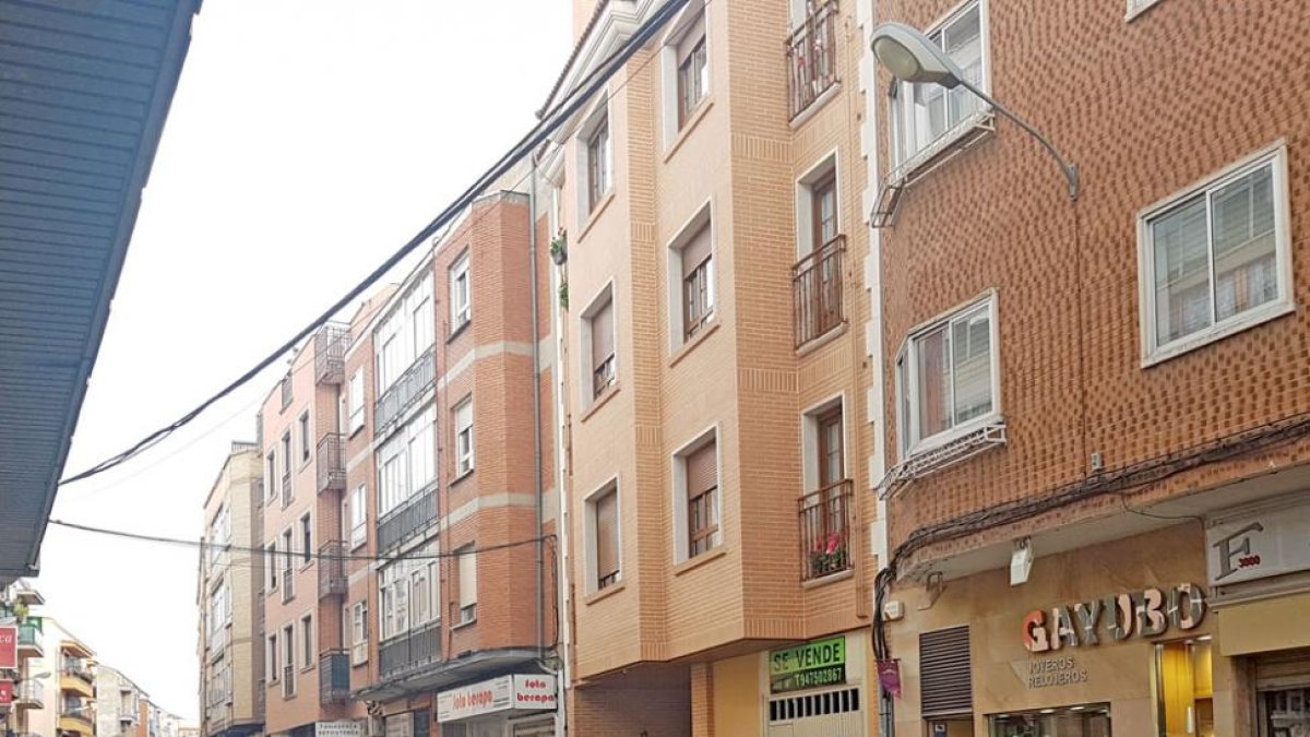 La presencia de vehículos aparcados es constante en la zona.-L. V.