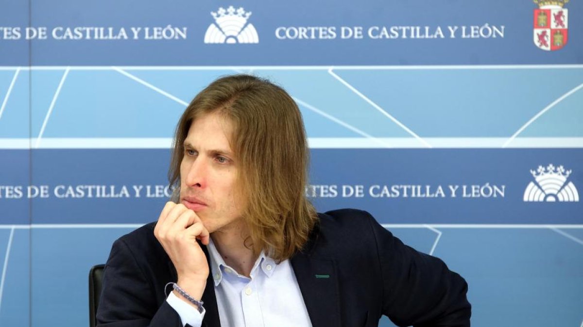 El portavoz de Podemos, Pablo Fernández, durante la rueda de prensa.-ICAL