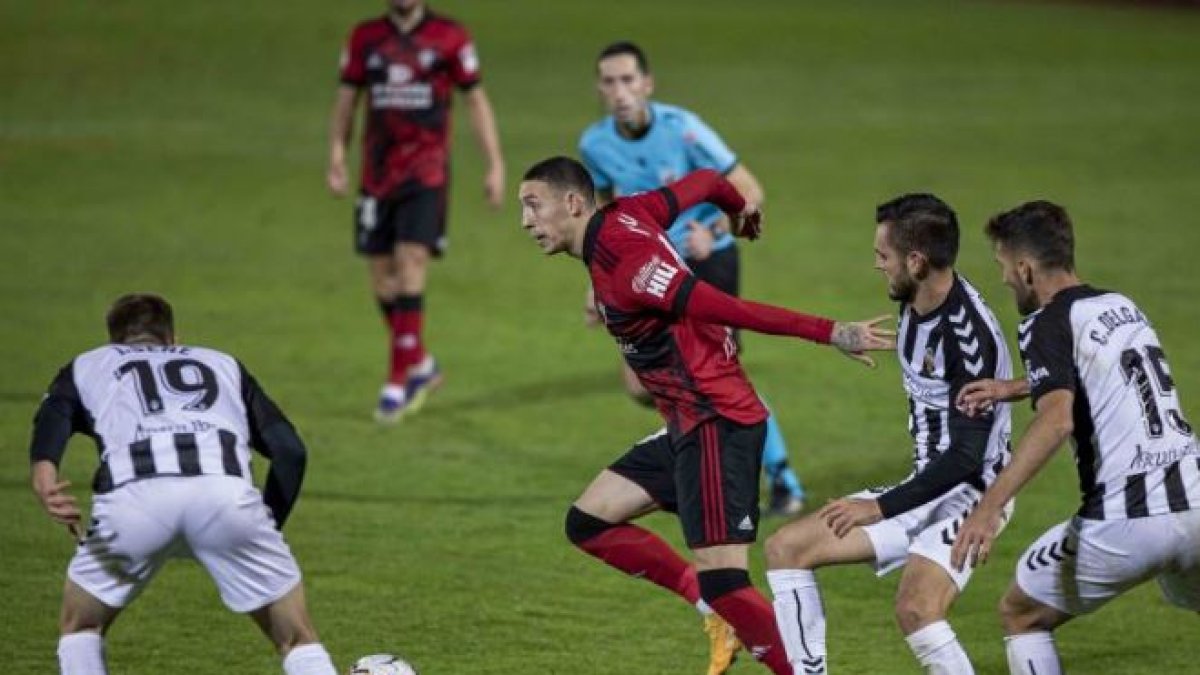 Jirka forcejea con varios defensores del Castellón en el choque del pasado fin de semana. LALIGA.COM