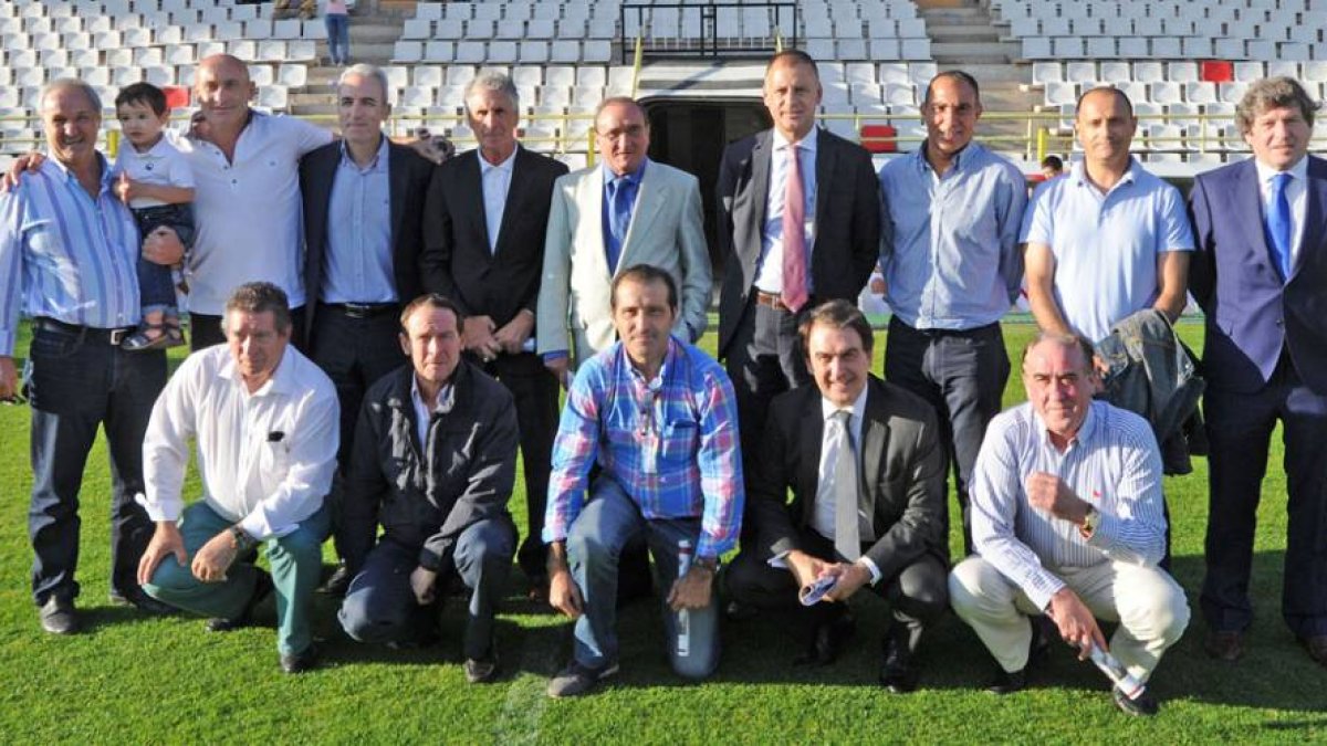 Los héroes del ascenso a Segunda B en el curso 1984-85 posaron en El Plantío-I. L. Murillo