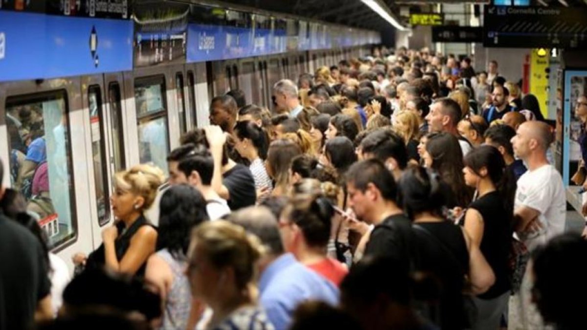 Aglomeración de viajeros en la estación de la Sagrera durante una jornada de huelga del metro-DANNY CAMINAL