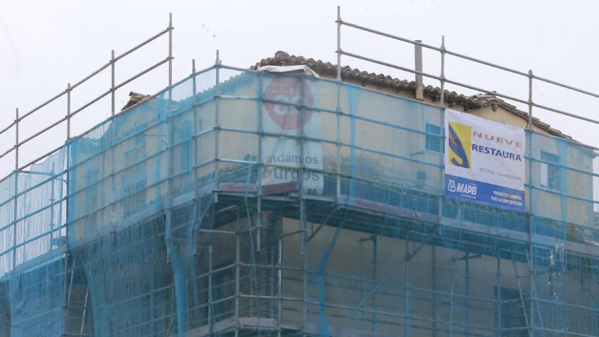Los andamios se instalaron en noviembre ya que cayeron a la calle cascotes de la cubierta.-RAÚL G. OCHOA