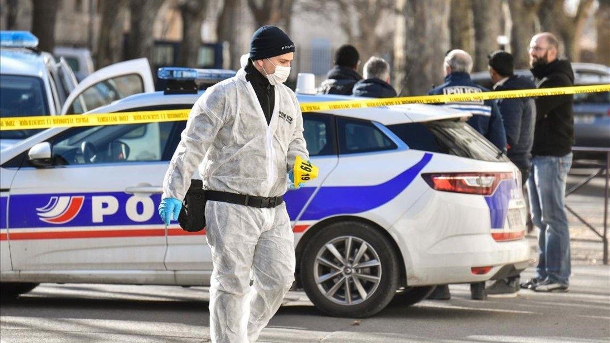Un agente busca pruebas en el lugar del asalto a un furgón de prisiones para la fuga de un preso en la corte de Tarascón (Francia).-GERARD JULIEN (AFP)