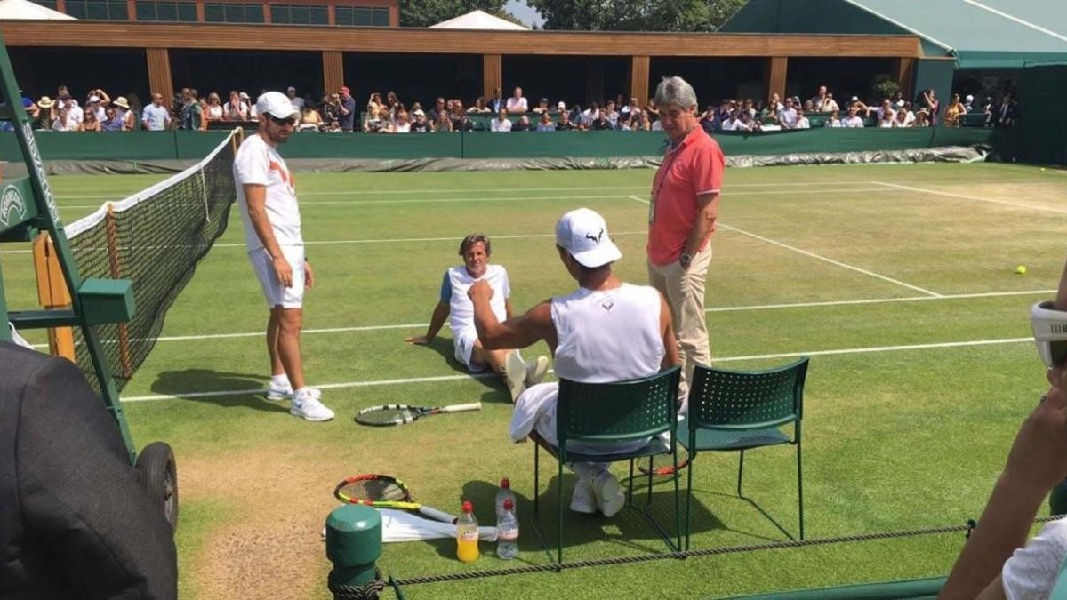 Nadal junto a Francis Roig (entrenador), Rafa Maymó (fisio) y el doctor Ángel Ruiz-Cotorro, en un descanso en Wimbledon. / J-JAUME PUJOL-GALCERAN
