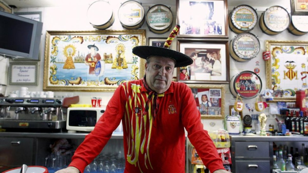 Manuel Cáceres, conocido como Manolo el del Bombo, posa en el bar que regentó en Valencia.-EFE